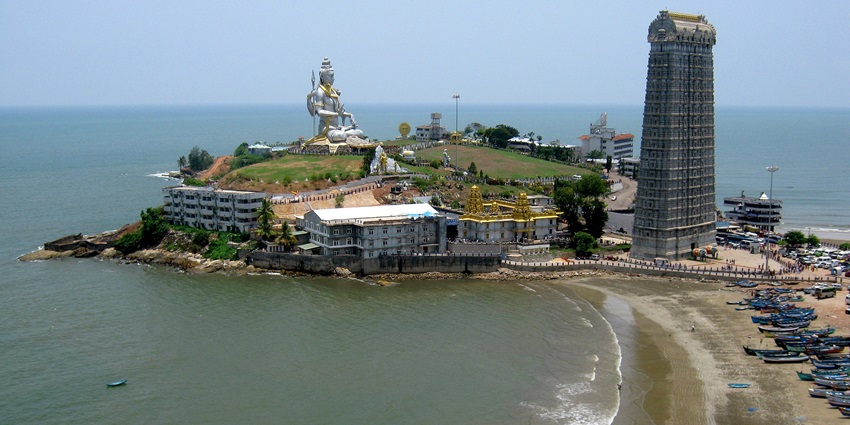 Murudeshwar Beach is one of the famous beaches in Murudeshwar that features the temple in the backdrop