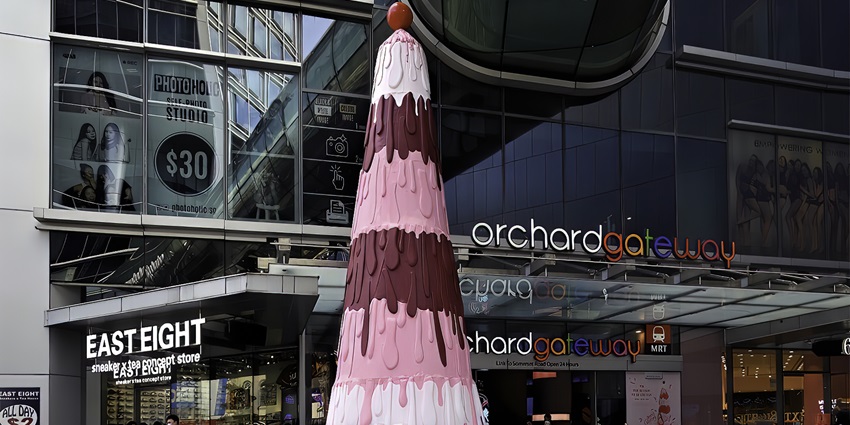 A picture of a tall ice cream statue at the entrance of the Museum of Ice Cream