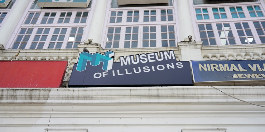 An outside view of the Museum of Illusions for everyone to visit and have a great time.