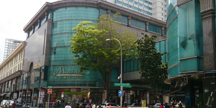 Snapshot from the outside of the famous Mustafa Centre in Singaore bustling streets