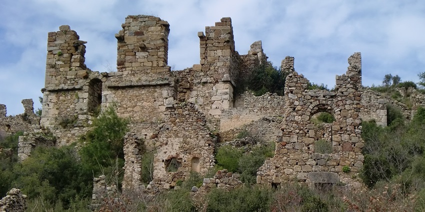 Scenic image of the beautiful ancient fort ruins in the lush green jungle of the state