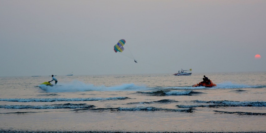 Places to visit in Alibaug feature Nagaon Beach with soft sand, relaxation, and adventure.