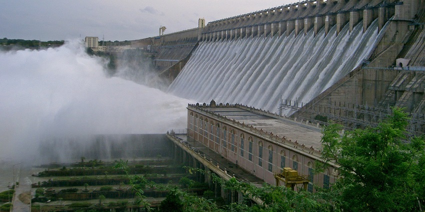 One can enjoy a family outing at the Nagarjunasagar Dam in Andhra Pradesh.