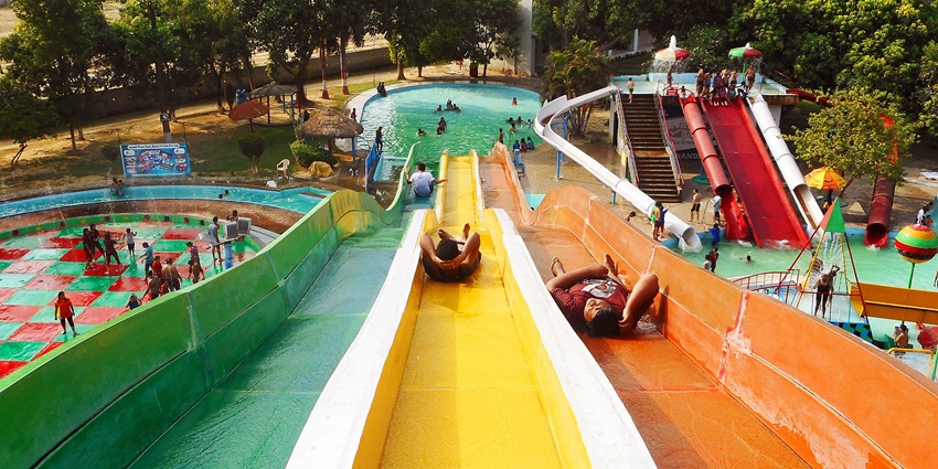 People enjoying in the summer in the idyllic lazy river and the water rides of the Park