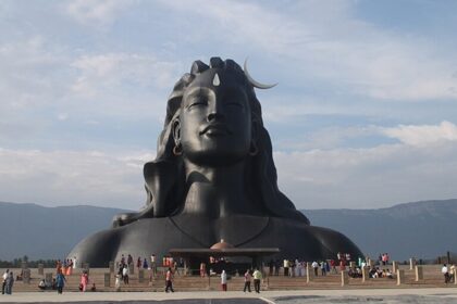 A large Shiva statue, erected at the gates of Nageshwar Temple, Gujarat.