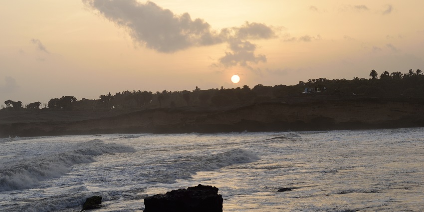 A scenic view of the sunset at Nagoa Beach, one among the beautiful beaches near Ahmedabad.