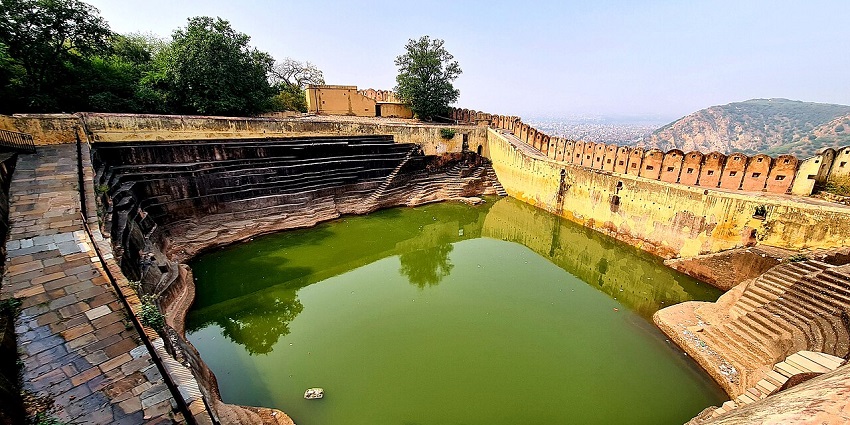 The stepwell at Nahargarh Fort overlooking the mountains is a scenic attraction near the Amber Fort