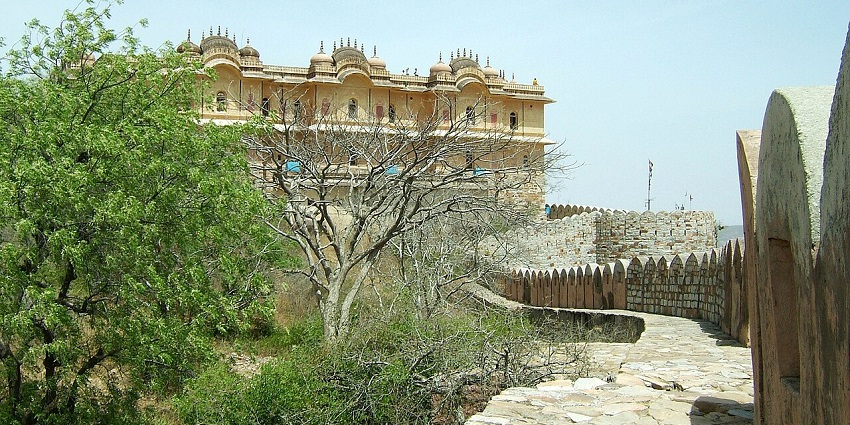 Aravalli Fort: Panoramic Jaipur views showcasing Rajasthan's royal opulence.