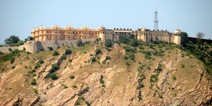 Majestic Nahargarh Fort perched atop the Aravalli Hills, the best place near Dolls Museum Jaipur.