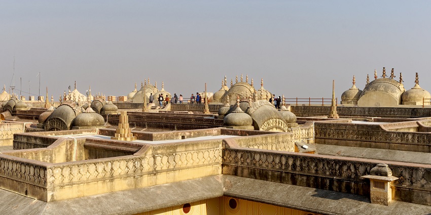 Panoramic view of Nahargarh Fort with majestic Aravalli hills in the background.