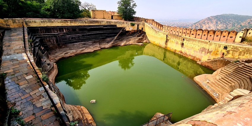Nahargarh Fort is one of the most historical and haunted places to see near Amagarh fort.