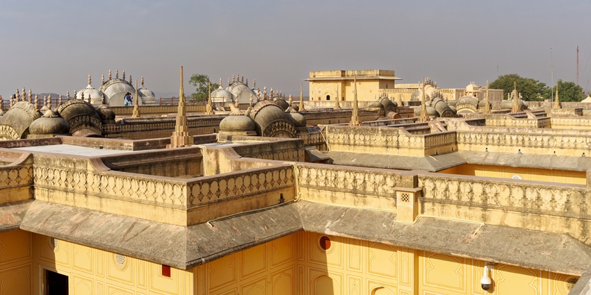 A picture of a historical fort in Jaipur, located near the Jamwa Ramgarh Wildlife Sanctuary