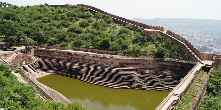  Nahargarh Fort in Jaipur, with panoramic views of the city below and a clear blue sky