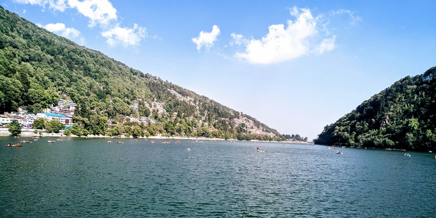 Nainital is one of the picturesque places to visit near Delhi in August for couples.