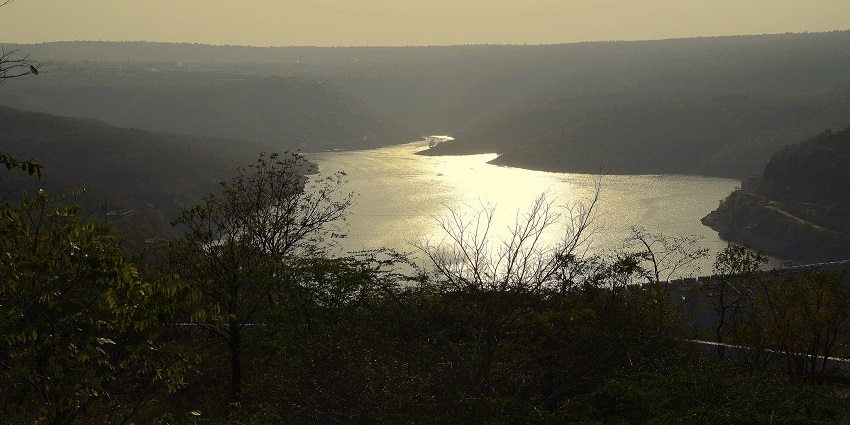 Expansive view of the rugged Nallamala Hills near Srisailam, known for their dense forests and scenic beauty.