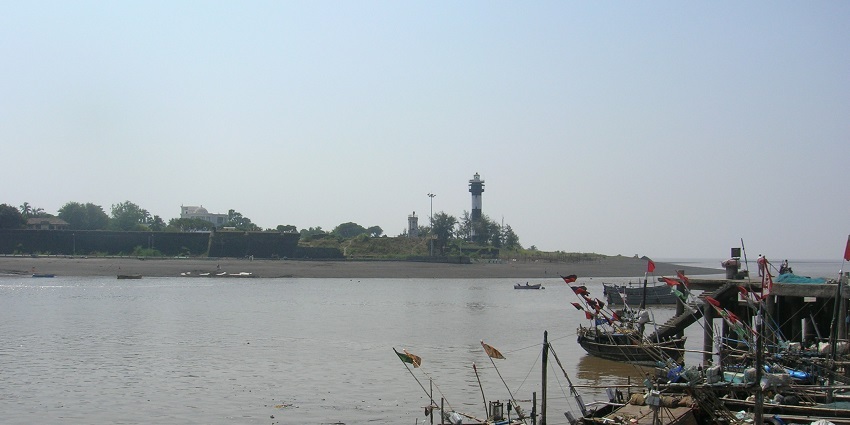Nani Daman Jetty is one of the best places to explore near the fort for spectacular views.