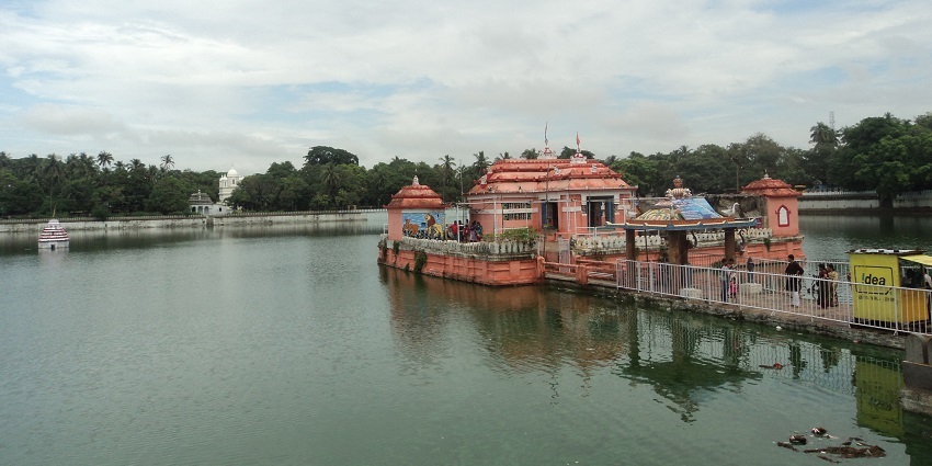 Narendra Tank is a place that has a lot of historical and cultural significance attached to it.