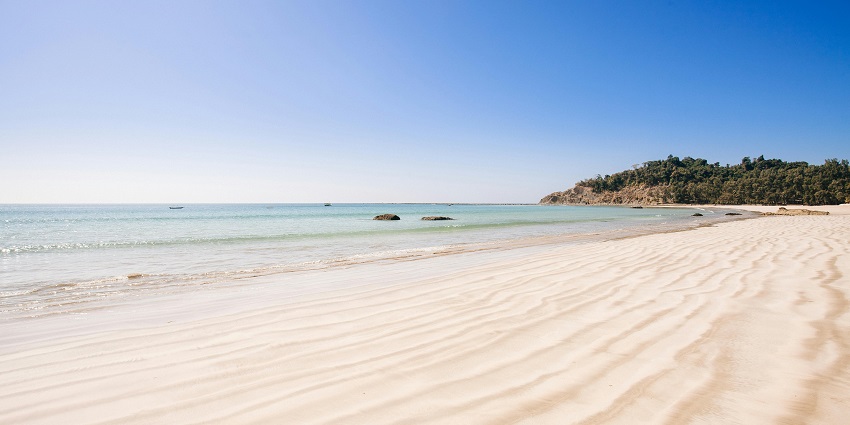 Narigama, a scenic site, is well-known for its wide sandy shores and some gentle waves.