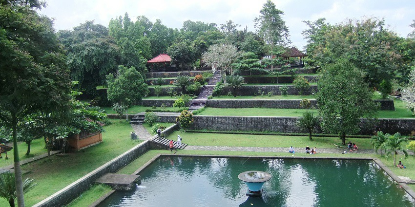 Sit back and relax at the serene Narmada Park, a famous tourist attraction in Gujarat.