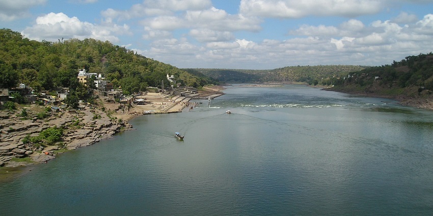 View of Narmada River against the backdrop of beautiful scenery, the most peaceful place to visit in Omkareshwar.