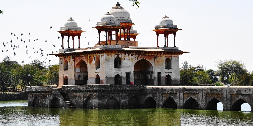 A picture of a fortress in the middle of a lake, famous for being one of the best weekend places near Faridabad