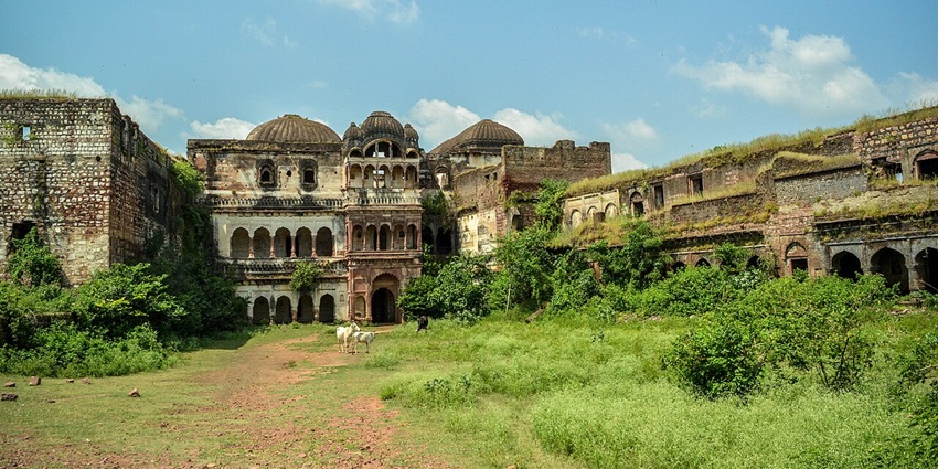 A frontal view of the ruins of a historical fort, which is one of the best places to visit near Bhopal