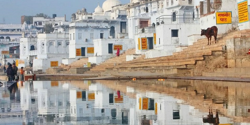 Picturesque view of the architecture of Nathdwara, Rajasthan reflecting on the river.