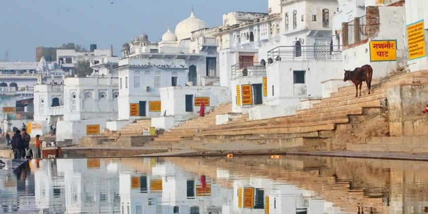 Gorgeous picture of a serene ghat, one of the offbeat places in Udaipur in Nathdwara.