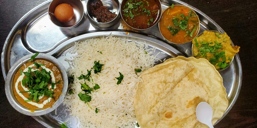 Bhole Mishthan Bhandar serves fresh sweets like jalebi and rasgulla, famous Indian dishes.