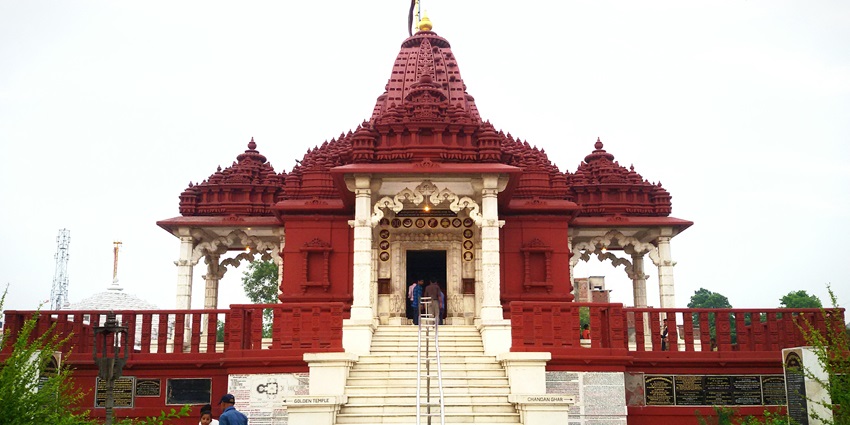 Entrance to the white and red coloured Naulakha Mandir, similar to the Babadham Temple.