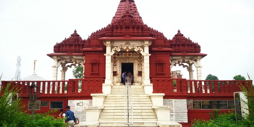 One of the best Deoghar temples, the Naulakha Mandir is devoted to Radha and Krishna.