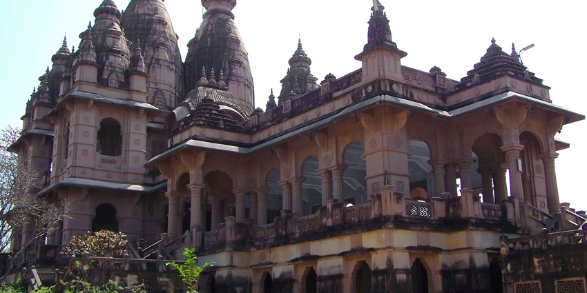A picture of a historical temple in Deoghar, which is one of the best places to visit near Tapovan Caves and Hills