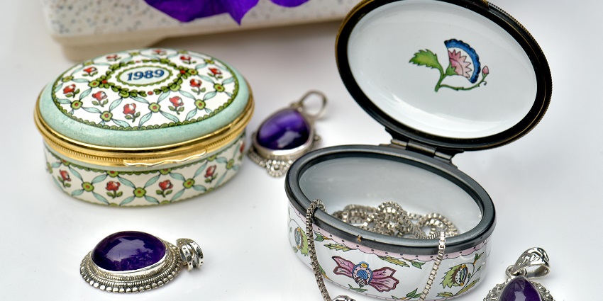 Naveen Jewellers offers stunning gold and silver jewellery, blending styles.