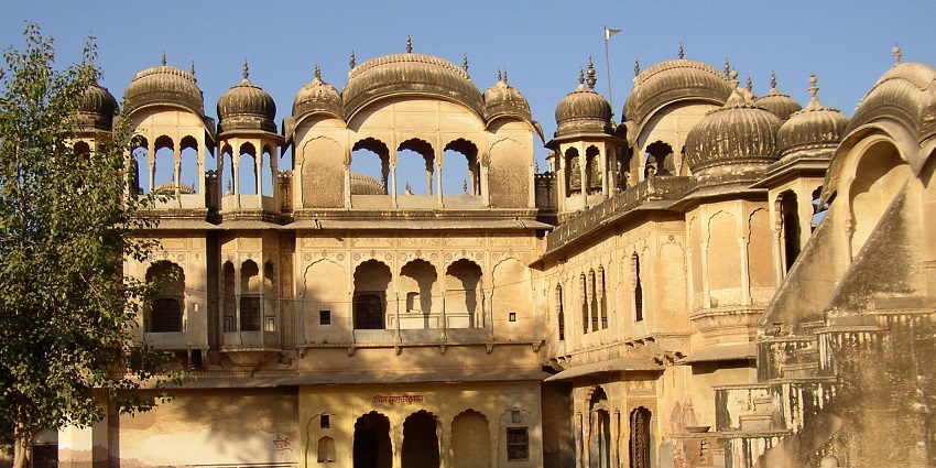 Nawalgarh offers exquisite havelis and detailed wall paintings of Rajasthani heritage.