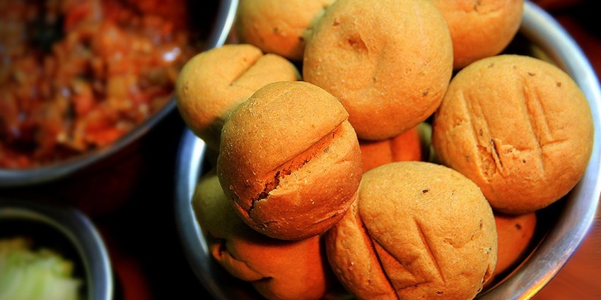 Colourful food stalls around Hawa Mahal offer delicious momos and tangy chaat delights