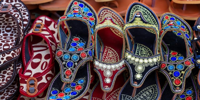 Shopping in Rajasthan’s Nehru Bazaar is all about affordable handicrafts and souvenirs.