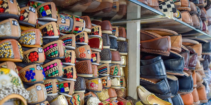 Nehru Bazaar offers colourful mojris, textiles, and handcrafted souvenirs.