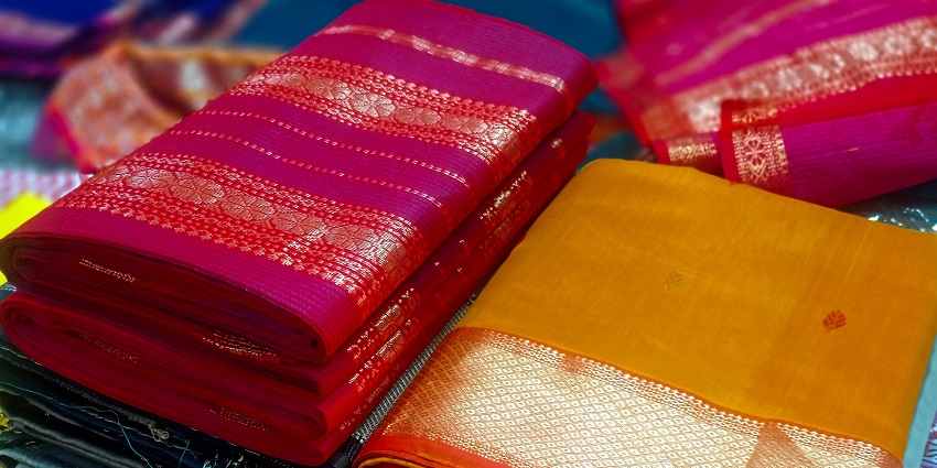 Nehru Bazaar is a go-to place for wedding shopping in Jaipur for vibrant wedding attires.