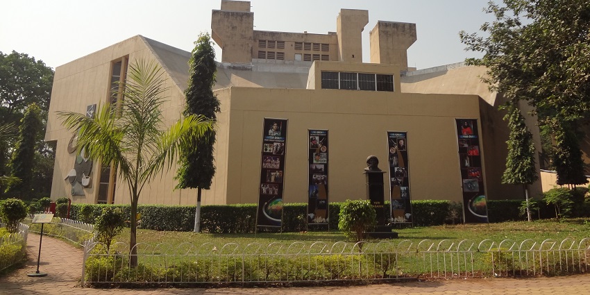 Nehru Science Centre has interactive exhibits for families and science enthusiasts.