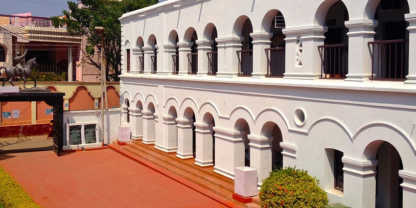 An empty courtyard in front of the Netaji Birthplace Museum in Cuttack district, Odisha.
Viewers of this file can see comments and suggestions
