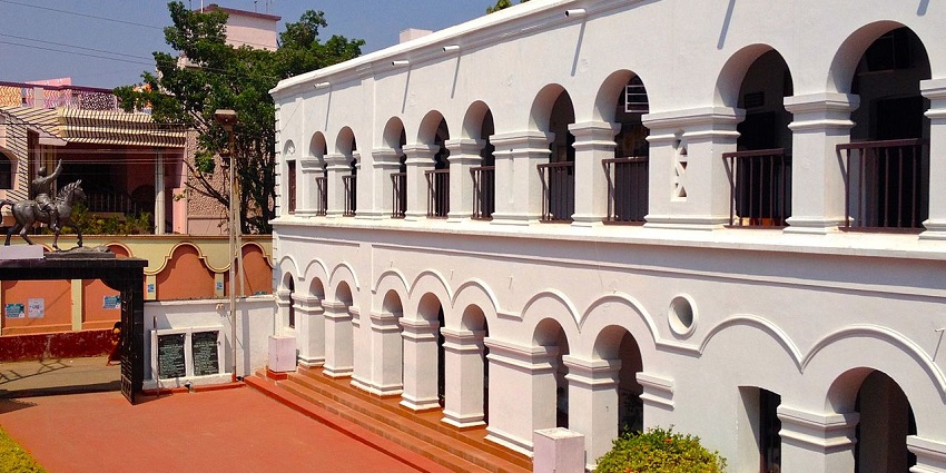 This memorial of Netaji is a must-visit attraction near Maritime Museum Cuttack.
Viewers of this file can see comments and suggestions