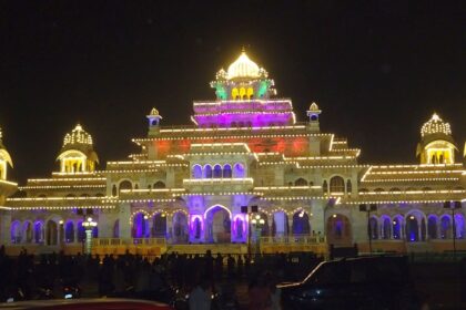 New Year parties in Jaipur feature live music, cultural themes, and enjoyment.