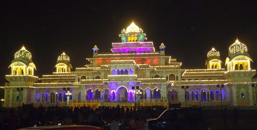 New Year parties in Jaipur feature live music, cultural themes, and enjoyment.