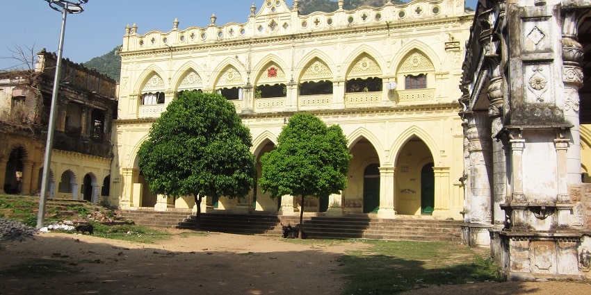Nilagiri Palace is one of the best attractions to explore near the Panchalingeswar Temple.