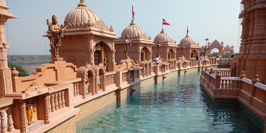 Nilkanth Dham Swaminarayan Temple features gardens, light shows, and meditation