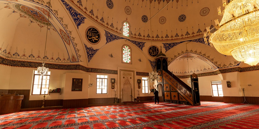 A quaint view of the Nizamuddin Markaz Mosque, one of the serene mosques in Delhi.
