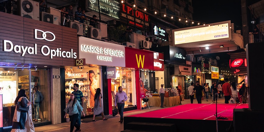 View of the streets of Nyay mandir at night, one of the best shopping places in vadodara