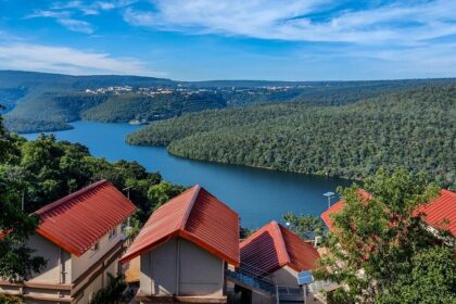 A breathtaking view of red and white houses near a sparkling body of water during the day.