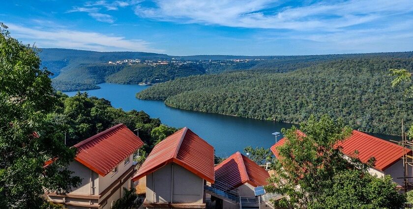 A breathtaking view of red and white houses near a sparkling body of water during the day.