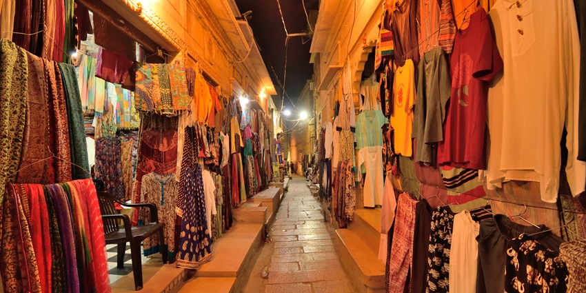 Hustling Old Bombay Market in Surat that provides reasonable textiles and traditional attire shopping